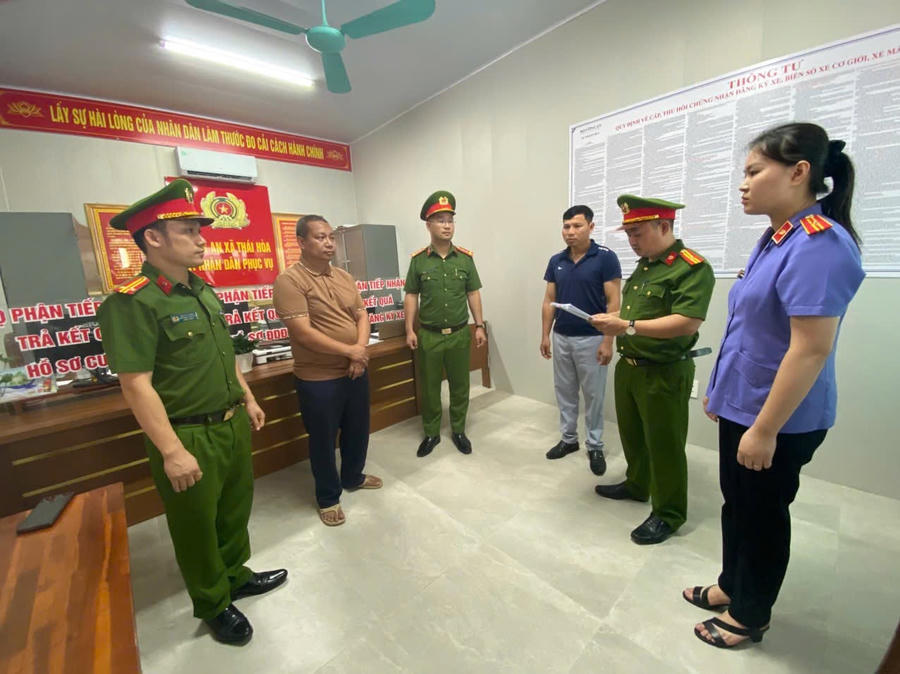 Cơ quan chức năng tống đạt quyết định khởi tố đối với ông Nguyễn Đình Phú. (Ảnh: Công an tỉnh Tuyên Quang).