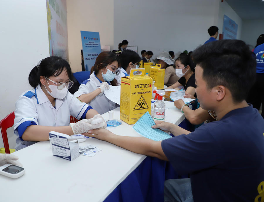 Tại Ngày hội, công nhân được tư vấn sức khỏe,. khám bệnh miễn phí.