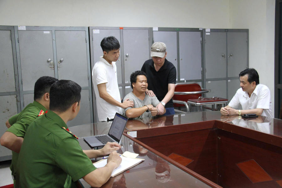 Nghi phạm tại cơ quan công an. (Ảnh: Công an Lào Cai).