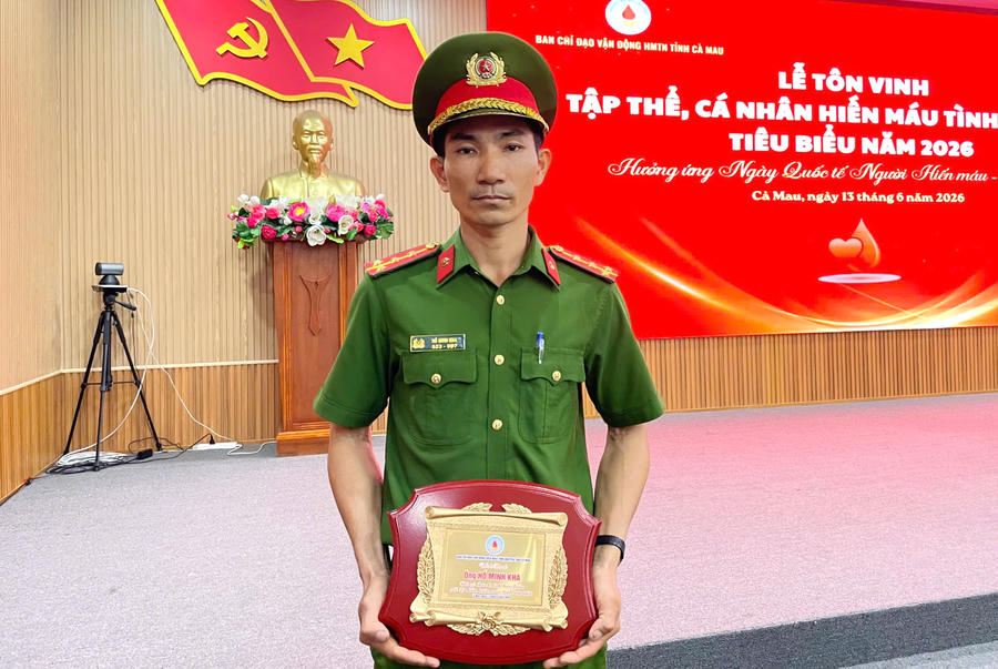 Đại úy Hồ Minh Kha - Cán bộ Phân trại Tạm giam Thới Bình, được tôn vinh vì 39 lần tham gia hiến máu tình nguyện.
