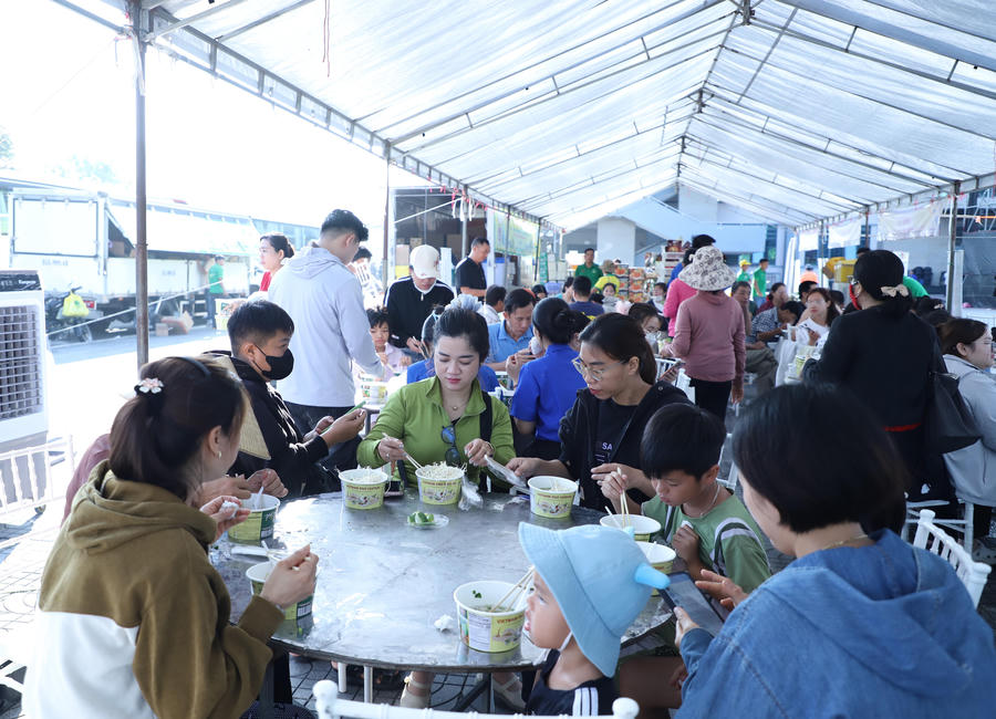 Bữa cơm công nhân miễn phí.