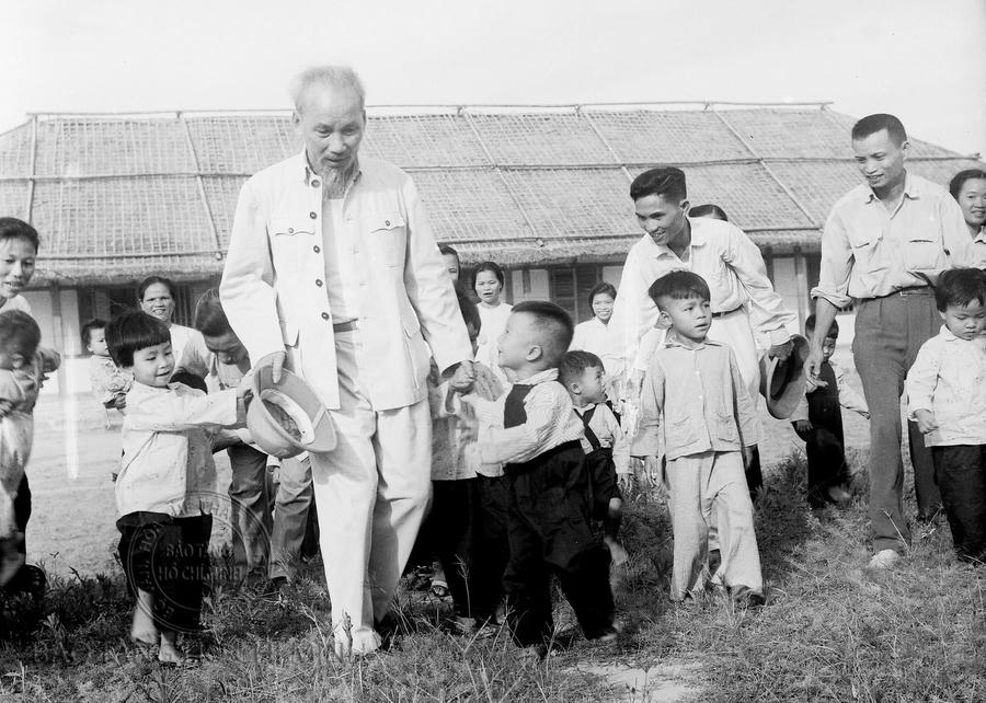 Chủ tịch Hồ Chí Minh thăm trại trẻ miền Nam tại thành phố Vinh - Ảnh Tư liệu.