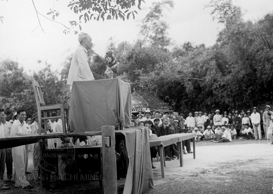 Chủ tịch Hồ Chí Minh nói chuyện với bà con Kim Liên - Ảnh Tư liệu.
