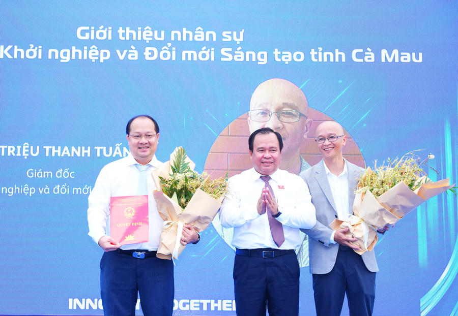 Ông Nguyễn Minh Luân - Ủy viên BTV Tỉnh ủy, Phó Chủ tịch UBND tỉnh Cà Mau, trao Quyết định và hoa chúc mừng Ban Giám đốc Trung tâm Đổi mới sáng tạo và Khởi nghiệp – CiNEC (ông Triệu Thanh Tuấn - Giám đốc Trung tâm CiNEC đứng bên phải).