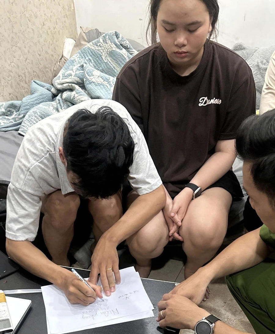 Trần Nguyễn Ngọc Quốc Bảo và Trịnh Thị Như Quỳnh bị bắt cùng tang vật. Ảnh C.A