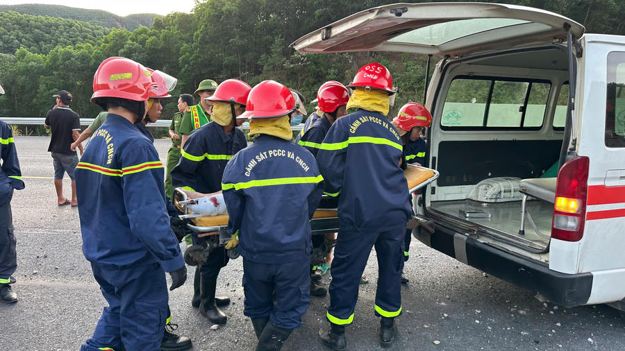Nạn nhân được đưa tới bệnh viện để tiếp tục cứu chữa. (Ảnh: CA TP. H)