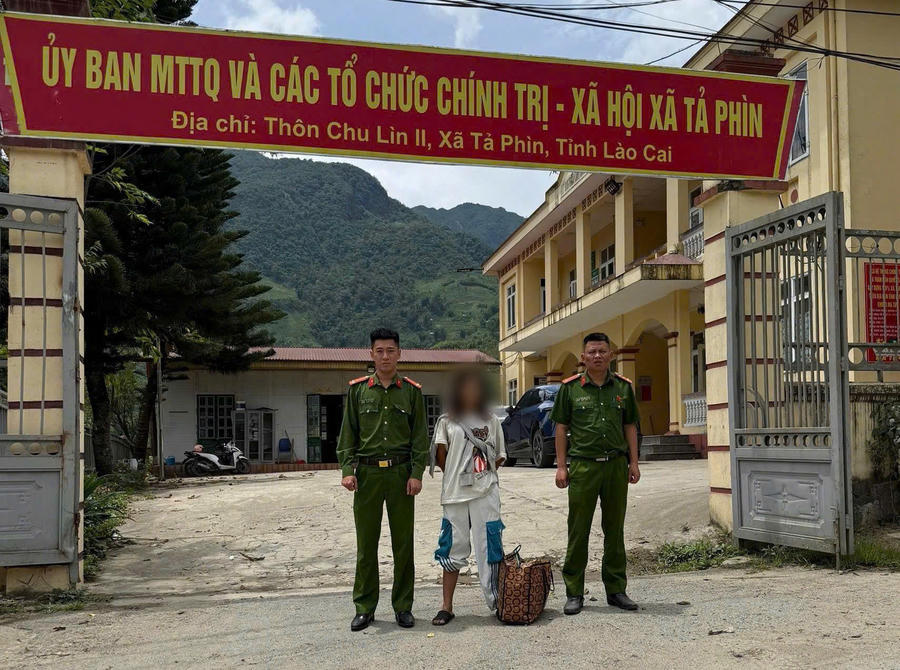 Công an xã Tả Phìn hỗ trợ kinh phí và đưa cô gái đón xe trở về địa phương. (Ảnh: CA Lào Cai).
