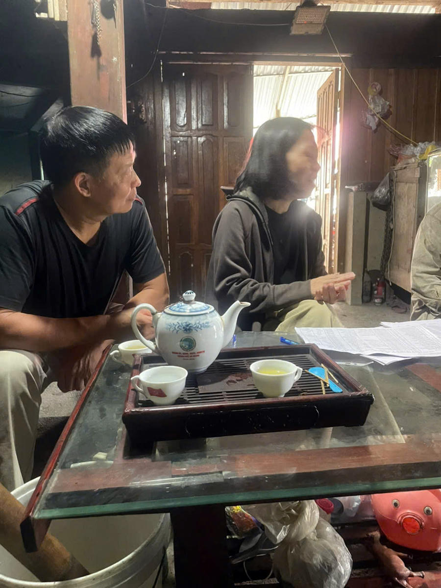 Các phụ huynh nhận được tiền được cho là do đại diện Trường THCS Phương Độ chi trả do các mạnh thường quân đã ủng hộ nên thừa tiền ăn phụ huynh nộp trước đó. (Ảnh: Phụ huynh cung cấp).