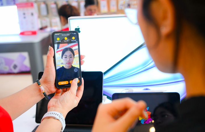 Nhân viên nhà mạng hỗ trợ khách hàng xác thực thông tin thuê bao - Ảnh: Viettel Telecom Nhân viên nhà mạng hỗ trợ khách hàng xác thực thông tin thuê bao - Ảnh: Viettel Telecom
