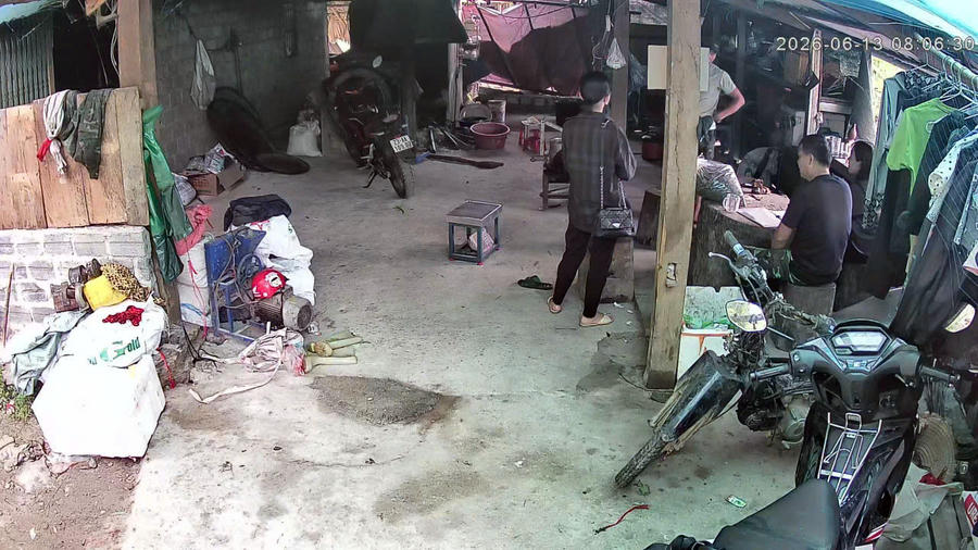 Các phụ huynh nhận được tiền được cho là do đại diện Trường THCS Phương Độ chi trả do các mạnh thường quân đã ủng hộ nên thừa tiền ăn phụ huynh nộp trước đó. (Ảnh: Phụ huynh cung cấp).