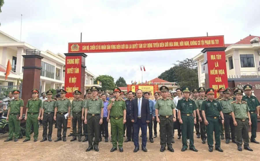 Các đại biểu tham dự lễ ra quân tấn công trấn áp tội phạm về ma túy trên tuyến biên giới. Ảnh: Báo Gia Lai