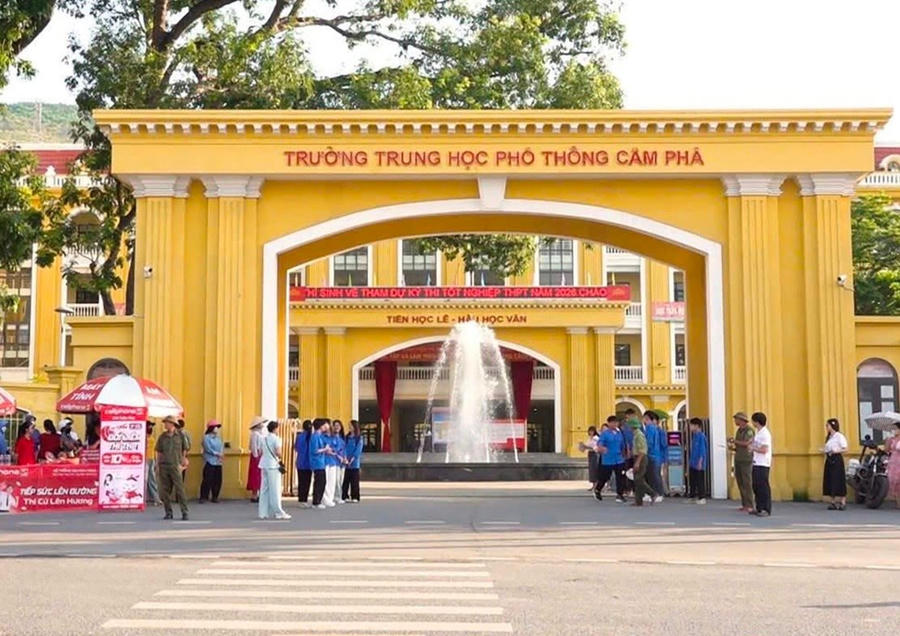 Trường THPT Cẩm Phả - nơi xảy ra vụ việc.