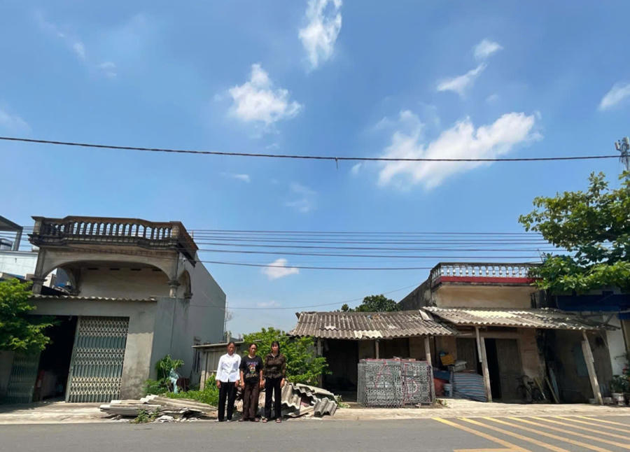 Thửa đất có tên ghi trong sổ đỏ là bà Vũ Thị Thủy. Hiện tại sổ đỏ của bà Thủy, vẫn đang vay ngân hàng 200 triệu đồng được ngân hàng chấp nhận hợp pháp đảm bảo khoản vay.