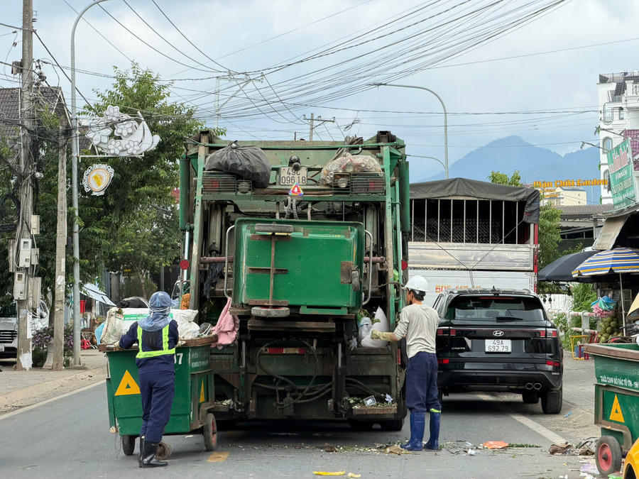 Theo ghi nhận của PV, từ chiều 14/6, công nhân hối hả tiến hành thu gom rác, vệ sinh môi trường.