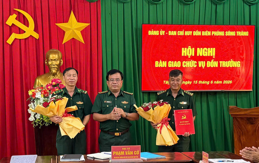 Đại tá Phạm Văn Cờ tặng hoa chúc mừng Trung tá Phạm Văn Toàn và Thượng tá Vũ Văn Minh nhận nhiệm vụ mới.