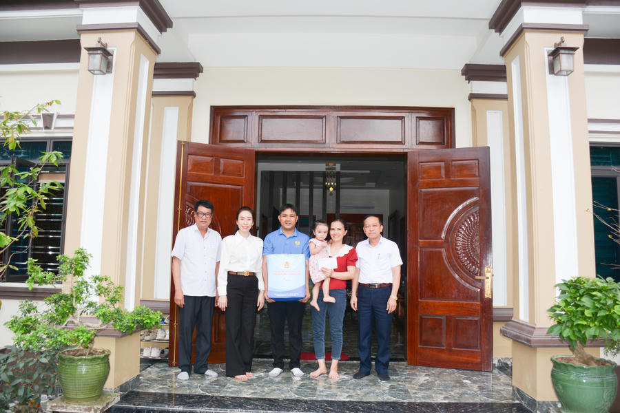 Đại diện Công ty Than Hạ Long - TKV và Công đoàn thăm hỏi, trao quà động viên gia đình người lao động.