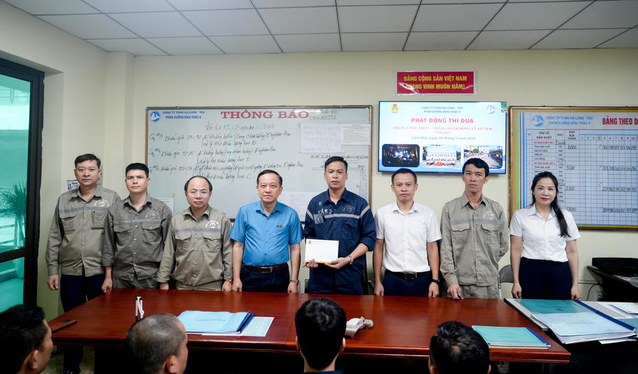 Lãnh đạo Công ty Than Hạ Long - TKV trao thưởng, động viên người lao động có thành tích trong sản xuất.