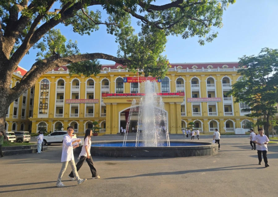 Điểm thi Trường THPT Cẩm Phả, nơi xảy ra phản ánh liên quan đến công tác coi thi. Điểm thi Trường THPT Cẩm Phả, nơi xảy ra phản ánh liên quan đến công tác coi thi.