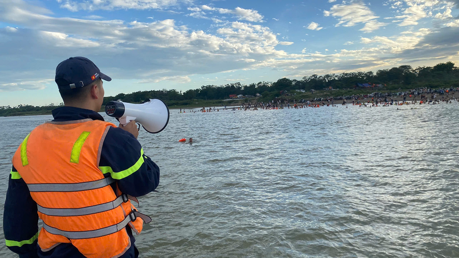Sử dụng loa tuyên truyền lưu động, phổ biến kiến thức và kỹ năng phòng, chống đuối nước cho người dân và học sinh tại khu vực ven sông Hồng.