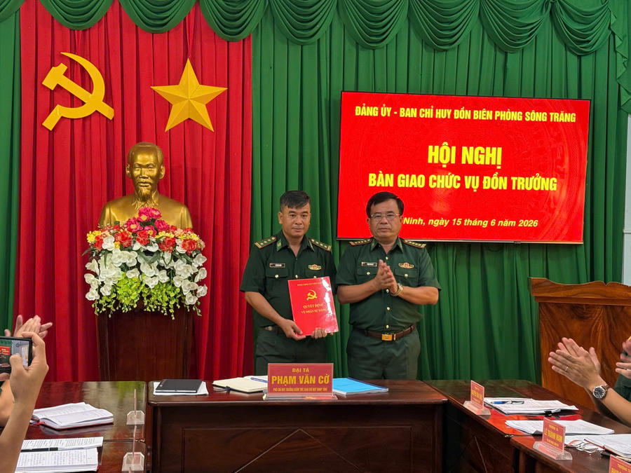 Đại tá Phạm Văn Cờ trao quyết định chỉ định Thượng tá Vũ Văn Minh giữ chức Phó Bí thư Đảng ủy Đồn Biên phòng Sông Trăng.
