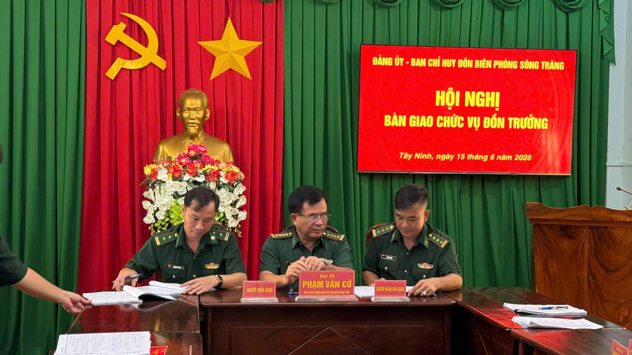 Đại tá Phạm Văn Cờ (ngồi giữa) chứng kiến Trung tá Phạm Văn Toàn ký biên bản bàn giao chức vụ Đồn trưởng Đồn Biên phòng Sông Trăng cho Thượng tá Vũ Văn Minh