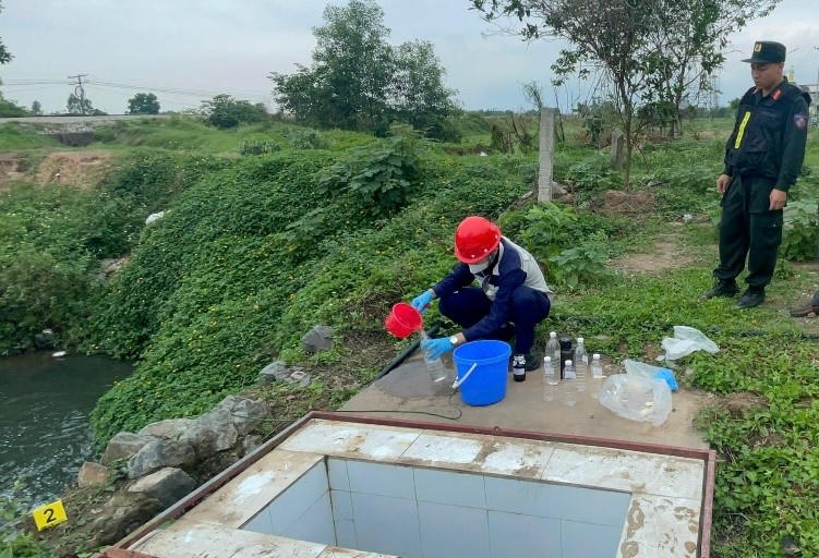 Lực lượng chức năng kiểm tra mẫu nước thải. (Ảnh: công an TP Hà Nội)