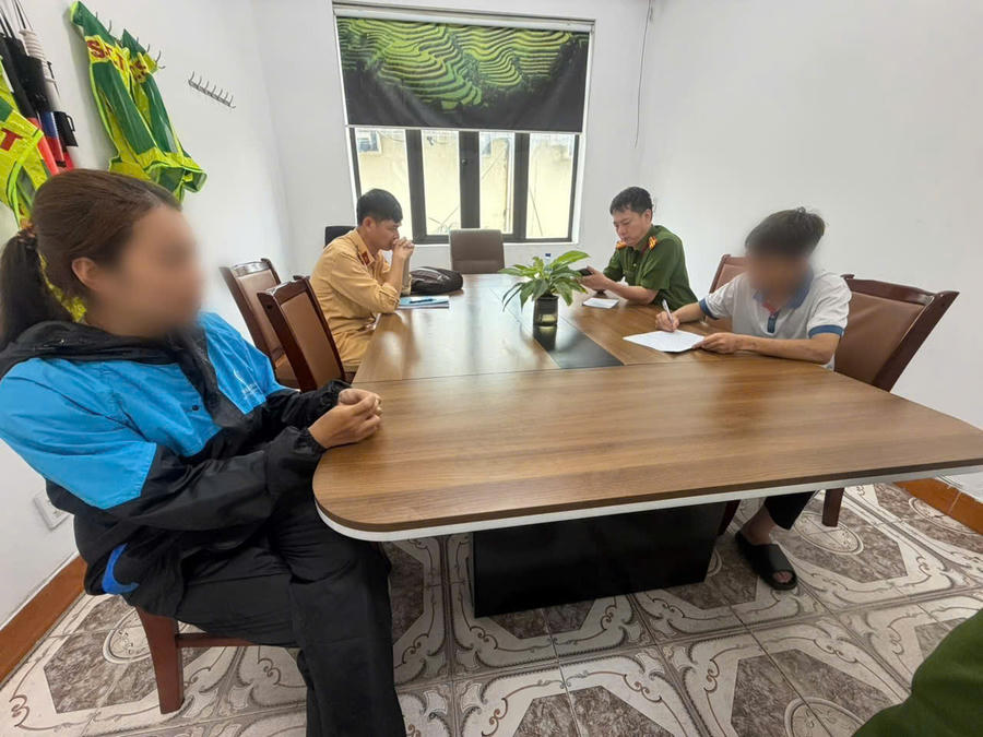 Lực lượng chức năng làm việc với thiếu niên vi phạm và người đại diện gia đình để lập hồ sơ xử lý theo quy định. Lực lượng chức năng làm việc với thiếu niên vi phạm và người đại diện gia đình để lập hồ sơ xử lý theo quy định.