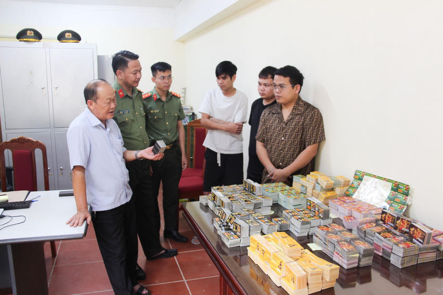 Đại tá Vì Quyền Chứ, Phó Giám đốc, Thủ trưởng Cơ quan An ninh điều tra Công an tỉnh (bên trái ảnh) trực tiếp xét hỏi đối tượng.