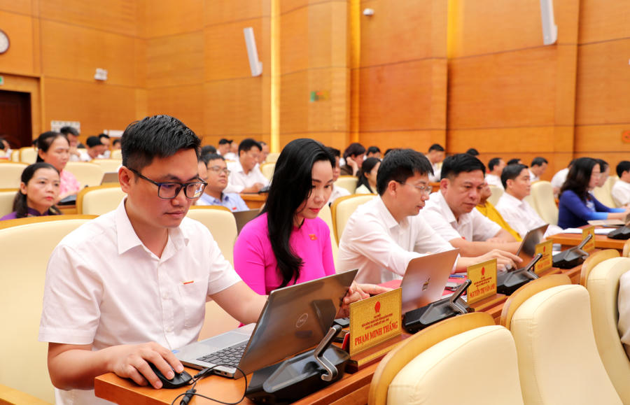 Các đại biểu HĐND tỉnh Quảng Ninh nghiên cứu tài liệu tại Kỳ họp thứ 4.