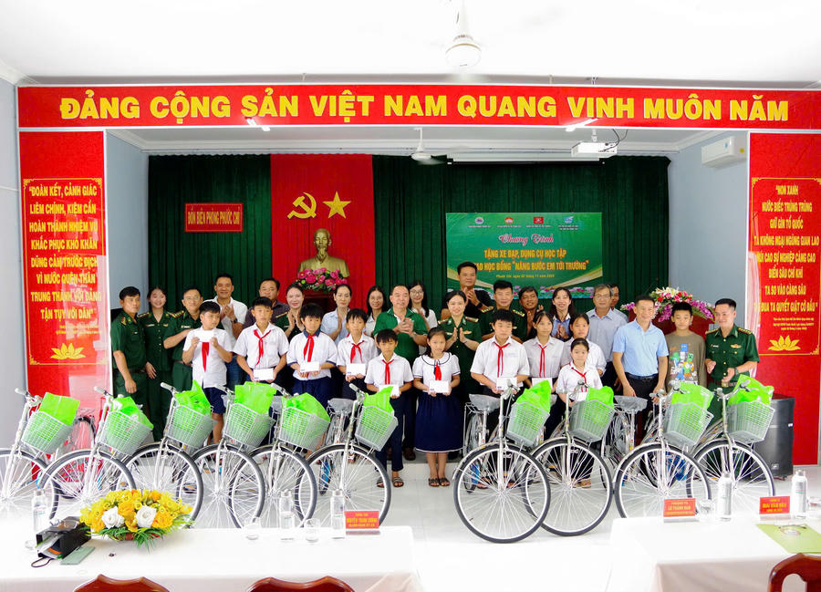 Đại diện Chỉ huy Đồn Biên phòng Phước Chỉ tặng Học bổng, xe đạp, dụng cụ học tập cho học sinh