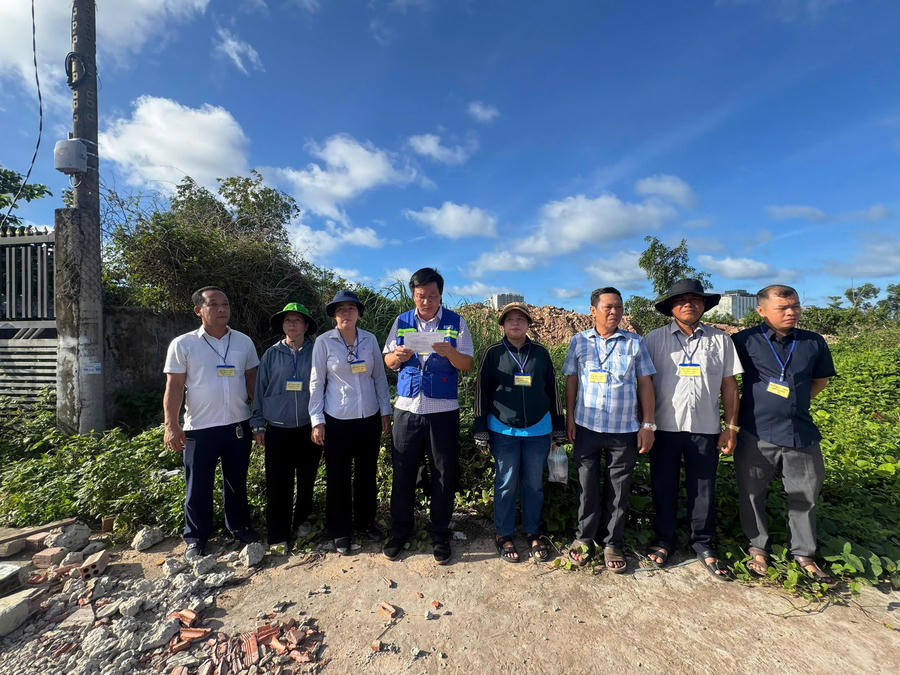 Lực lượng chức năng triển khai quyết định cưỡng chế thu hồi đất đối với 22 hộ dân. (Ảnh: Công an tỉnh Phú Quốc)