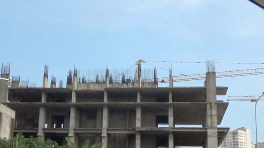 Cẩu tháp đứng trơ trọi chưa có dấu hiệu hoạt động trở lại.
