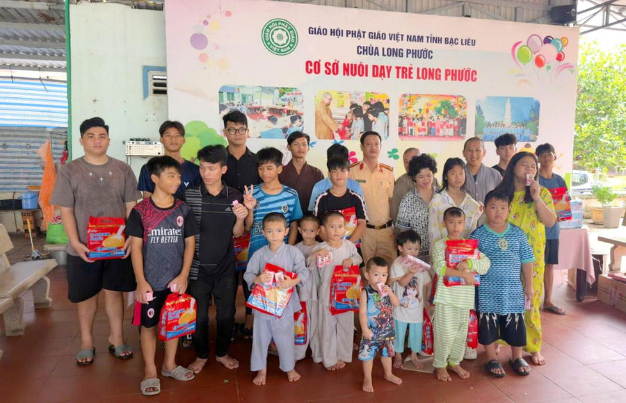 Cán bộ Phòng Cảnh sát giao thông Công an tỉnh Cà Mau trao quà cho trẻ em mồ côi, có hoàn cảnh đặc biệt khó khăn tại Cơ sở nuôi dạy trẻ Long Phước.