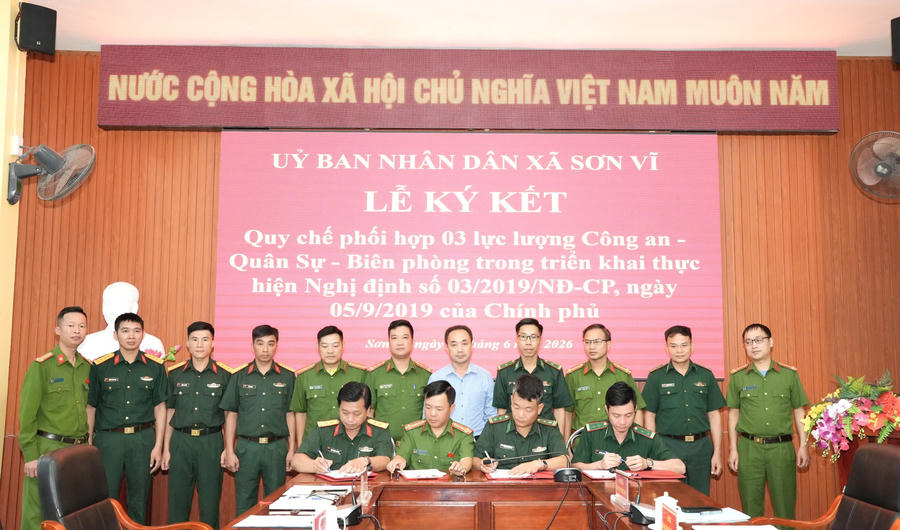 Đại diện các bên tham gia ký kết phối hợp giữa các lực lượng.