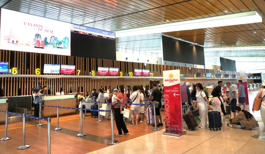 Hành khách làm thủ tục cho chuyến bay Vân Đồn - TP Hồ Chí Minh tại Cảng hàng không quốc tế Vân Đồn.