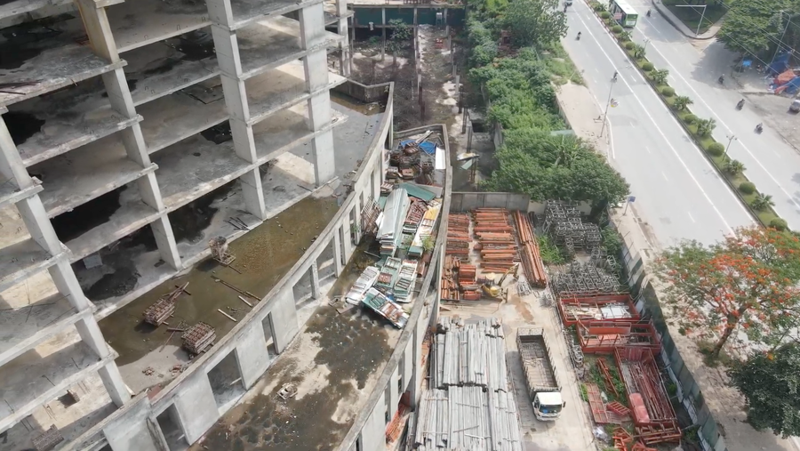 Nhiều giàn giáo, cốp pha vẫn được tập kết tại chân dự án.