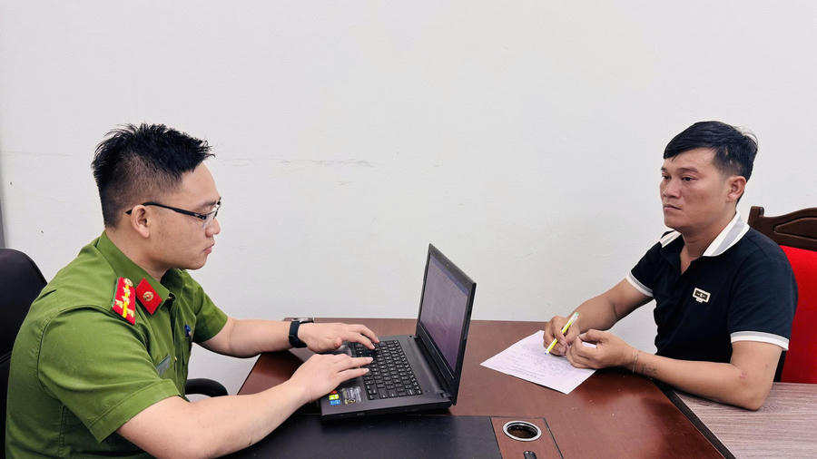 Triệu Văn Tháp trình diện tại Cơ quan Công an. (Ảnh: Công an Lào Cai).