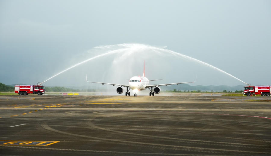 Máy bay của Sun PhuQuoc Airways được phun vòi rồng chào mừng khi hạ cánh tại Cảng hàng không quốc tế Vân Đồn. Máy bay của Sun PhuQuoc Airways được phun vòi rồng chào mừng khi hạ cánh tại Cảng hàng không quốc tế Vân Đồn.