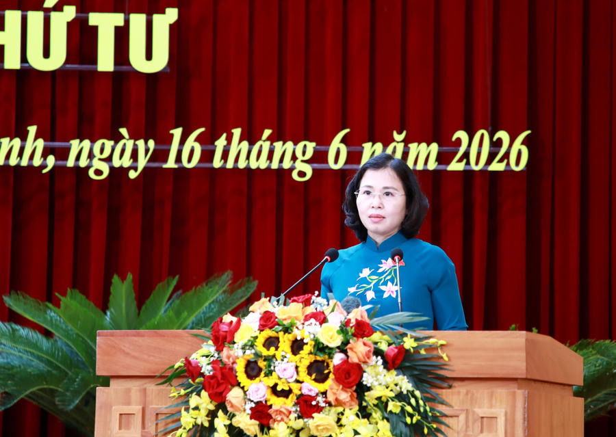 Bà Trịnh Thị Minh Thanh, Chủ tịch HĐND tỉnh Quảng Ninh, phát biểu tại kỳ họp.