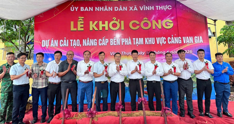 Các đại biểu thực hiện nghi thức khởi công Dự án cải tạo, nâng cấp bến phà tạm khu vực cảng Vạn Gia. Các đại biểu thực hiện nghi thức khởi công Dự án cải tạo, nâng cấp bến phà tạm khu vực cảng Vạn Gia.