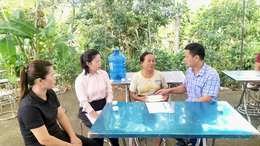 Lãnh đạo UBND xã Bắc Quang đến thăm hỏi, động viên gia đình nạn nhân.