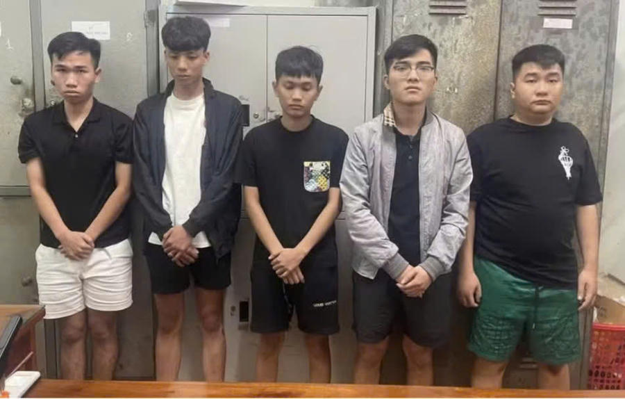 5 đối tượng tụ tập dùng loa công suất lớn la hét, chửi bới để đòi nợ tại bán đảo Hải Minh. Ảnh: Văn Vinh