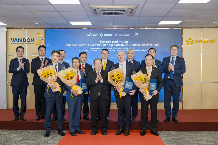 Lễ ký kết thỏa thuận liên doanh đầu tư, phát triển tổ hợp bảo dưỡng, sửa chữa và đại tu tàu bay (MRO) 360 triệu USD tại Cảng HKQT Vân Đồn (Quảng Ninh).