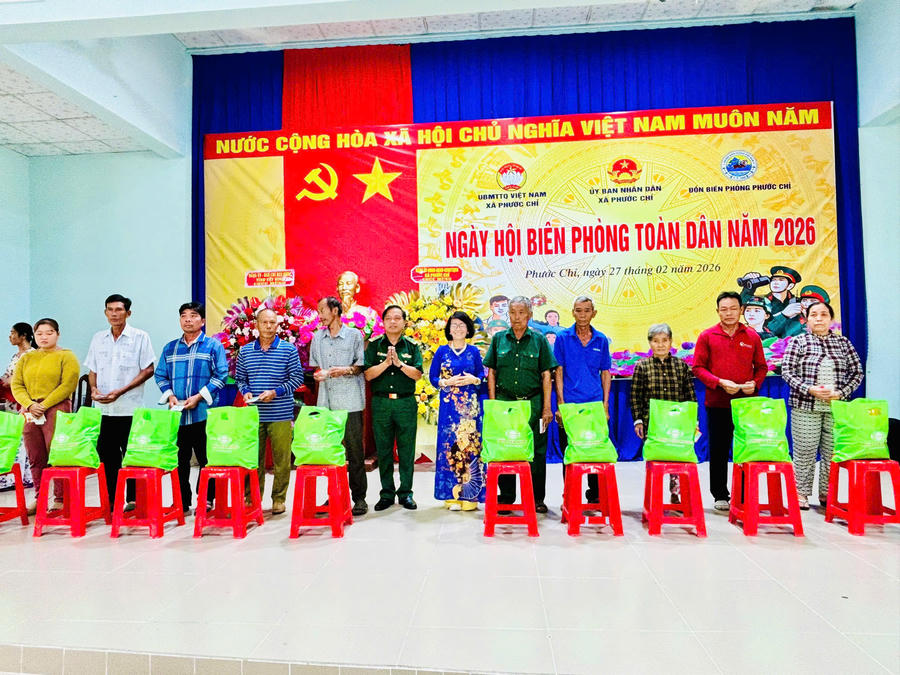 Trung tá Nguyễn Tấn Tiên, Đồn trưởng Đồn Biên phòng Phước Chỉ tặng quà cho người dân tại “Ngày hội Biên phòng toàn dân” năm 2026.