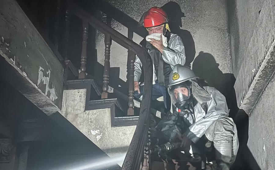 Lực lượng chức năng tiếp cận, khống chế đám cháy.