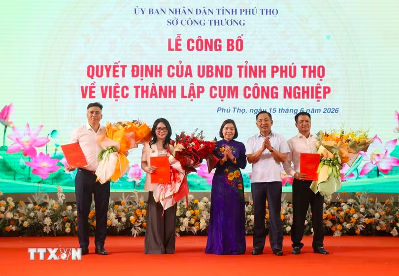 Phó Chủ tịch UBND tỉnh Phú Thọ Phùng Thị Kim Nga và Giám đốc Sở Công Thương Trần Quang Tuấn trao quyết định và tặng hoa chúc mừng chủ đầu tư các CCN: Đầm Đuống, Yên Phương, Sơn Lôi. Ảnh: Huyền Trang Phó Chủ tịch UBND tỉnh Phú Thọ Phùng Thị Kim Nga và Giám đốc Sở Công Thương Trần Quang Tuấn trao quyết định và tặng hoa chúc mừng chủ đầu tư các CCN: Đầm Đuống, Yên Phương, Sơn Lôi. Ảnh: Huyền Trang