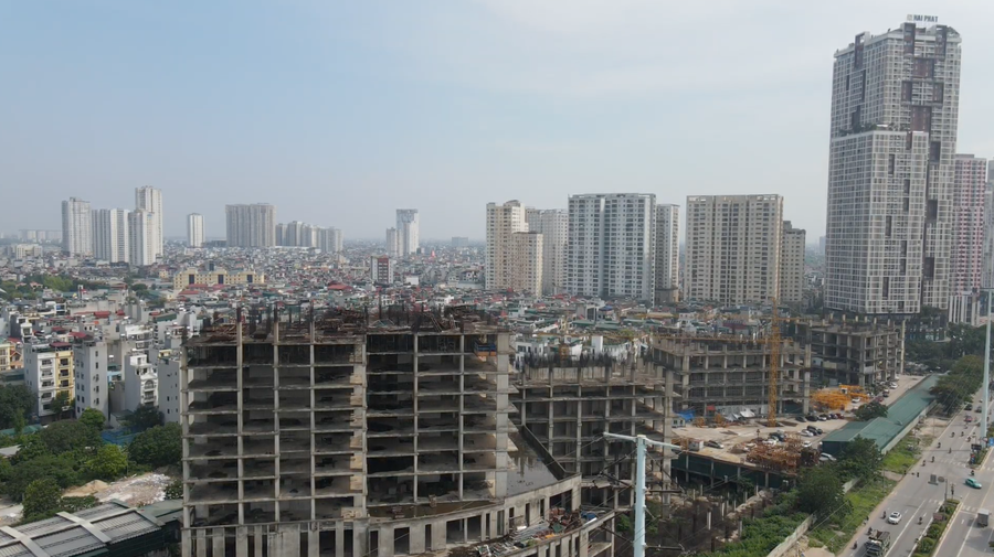 Dự án với 4 khối đế đã hoàn thành tuy nhiên lại bị bỏ hoang và chưa có dấu hiệu thi công trở lại.