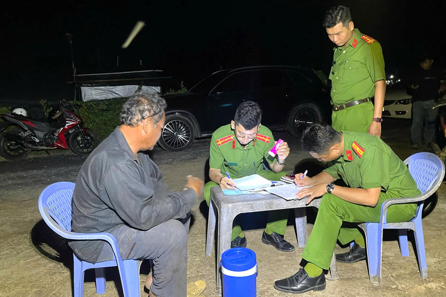 Lực lượng chức năng bắt quả tang và lập biên bản xử lý các đối tượng khai thác, vận chuyển đất trái phép vào ban đêm nhằm né tránh sự kiểm tra của cơ quan chức năng.
