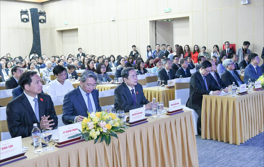 Chủ tịch Quốc hội Trần Thanh Mẫn và các đại biểu dự Lễ hưởng ứng Ngày Pháp luật Việt Nam năm 2025. (Ảnh: P. Mai)
