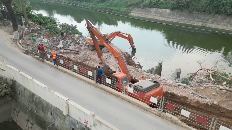 Máy xúc tiếp tục nạo vét khu vực cống.